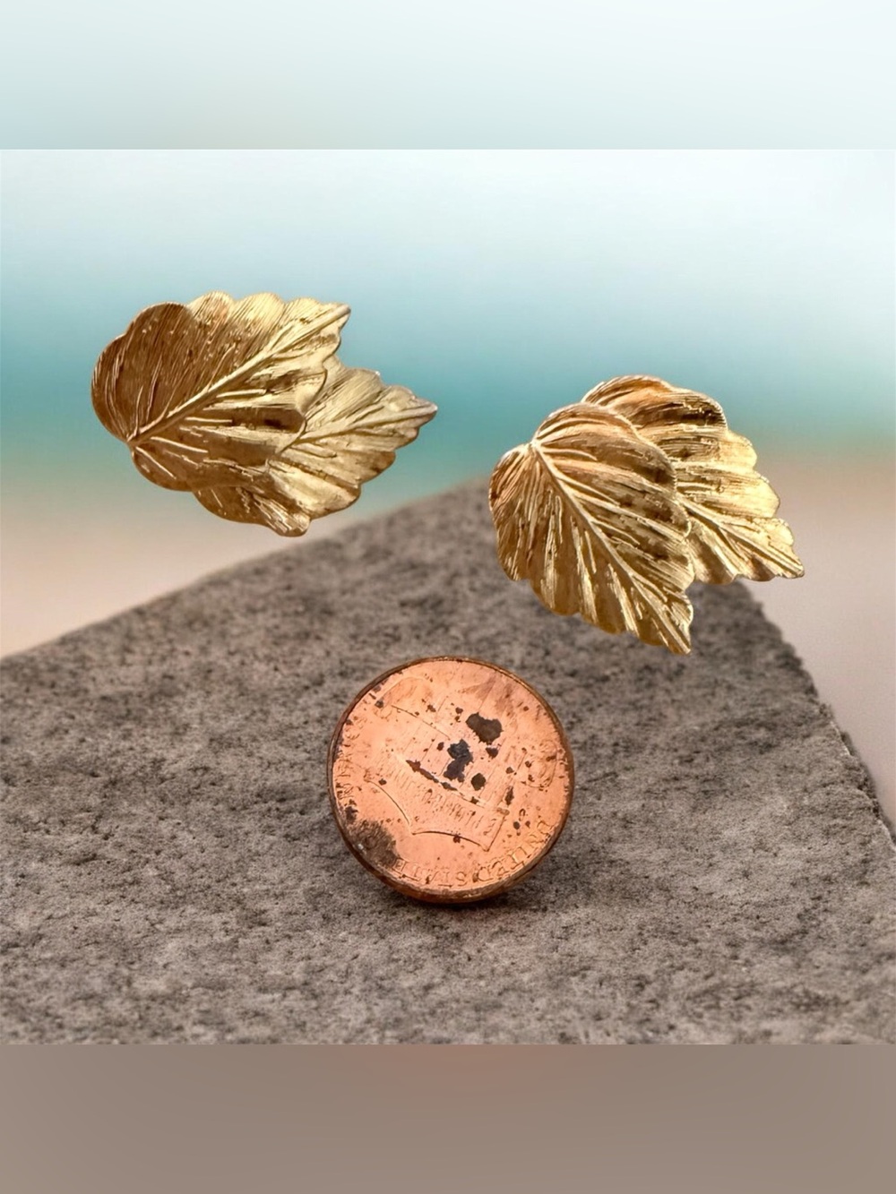 Vintage Crown Trifari Gold Tone Double Leaf Clip-On Earrings 1940-1950